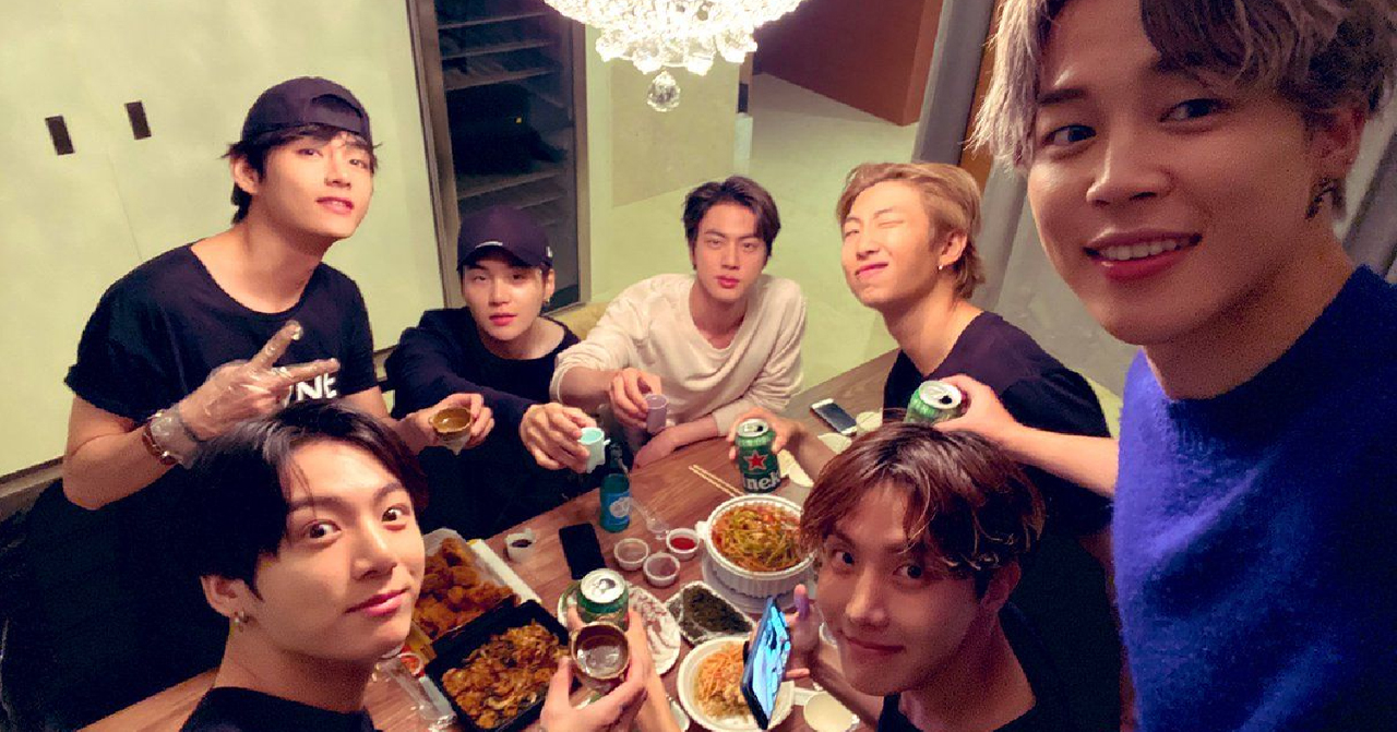 韓國明星私人聚餐，餐桌上擺滿了各式韓國料理