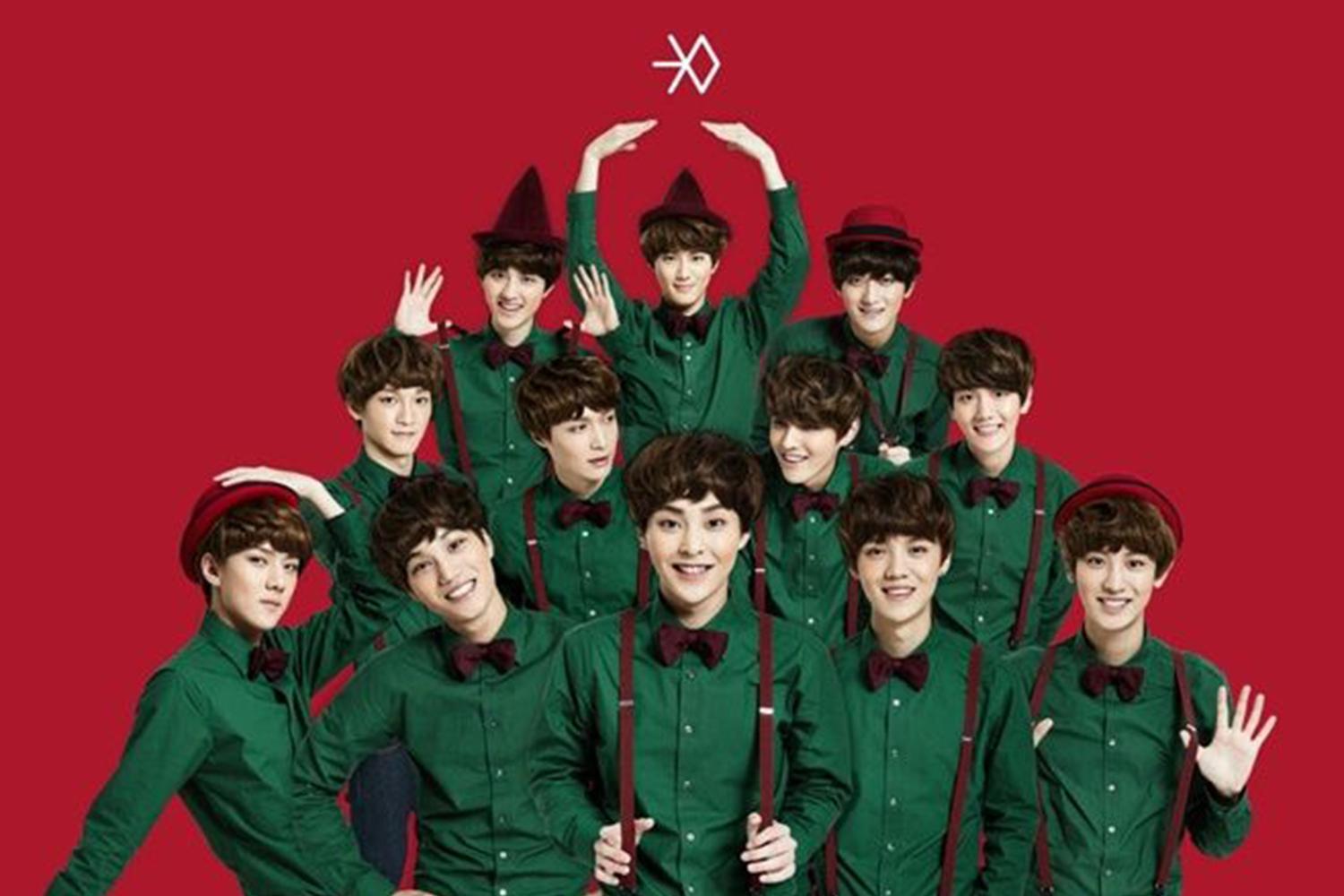 EXO《The First Snow》專輯封面，以紅色背景和綠色服飾營造聖誕氛圍，是冬季經典歌曲之一。