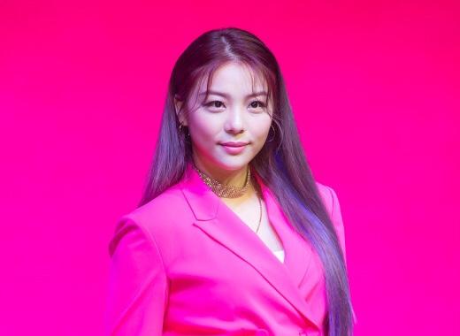 Ailee 為《鬼怪》演唱的OST《如初雪般走向你》的宣傳照片，背景為粉紅色，Ailee身穿粉紅色套裝，曲風感人至深。