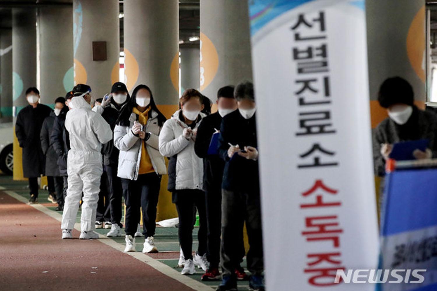 ผู้เชี่ยวชาญชี้ว่าขณะนี้มาตรการรักษาระยะห่างทางสังคมเป็นสิ่งที่ไม่สามารถใช้ควบคุมสถานการณ์ได้