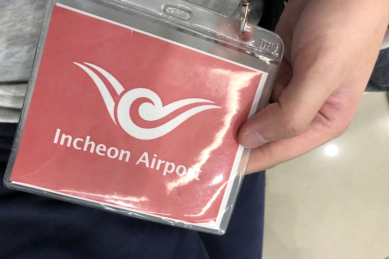 Pasaporte de Taiwán sostenido en la mano de una persona, listo para verificación.