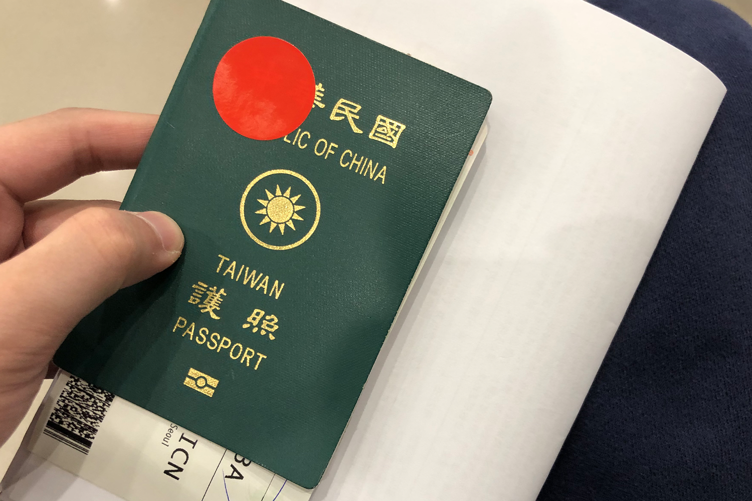 Aviso de confinamiento o cuarentena domiciliaria recibido por el viajero al ingresar a Corea del Sur.