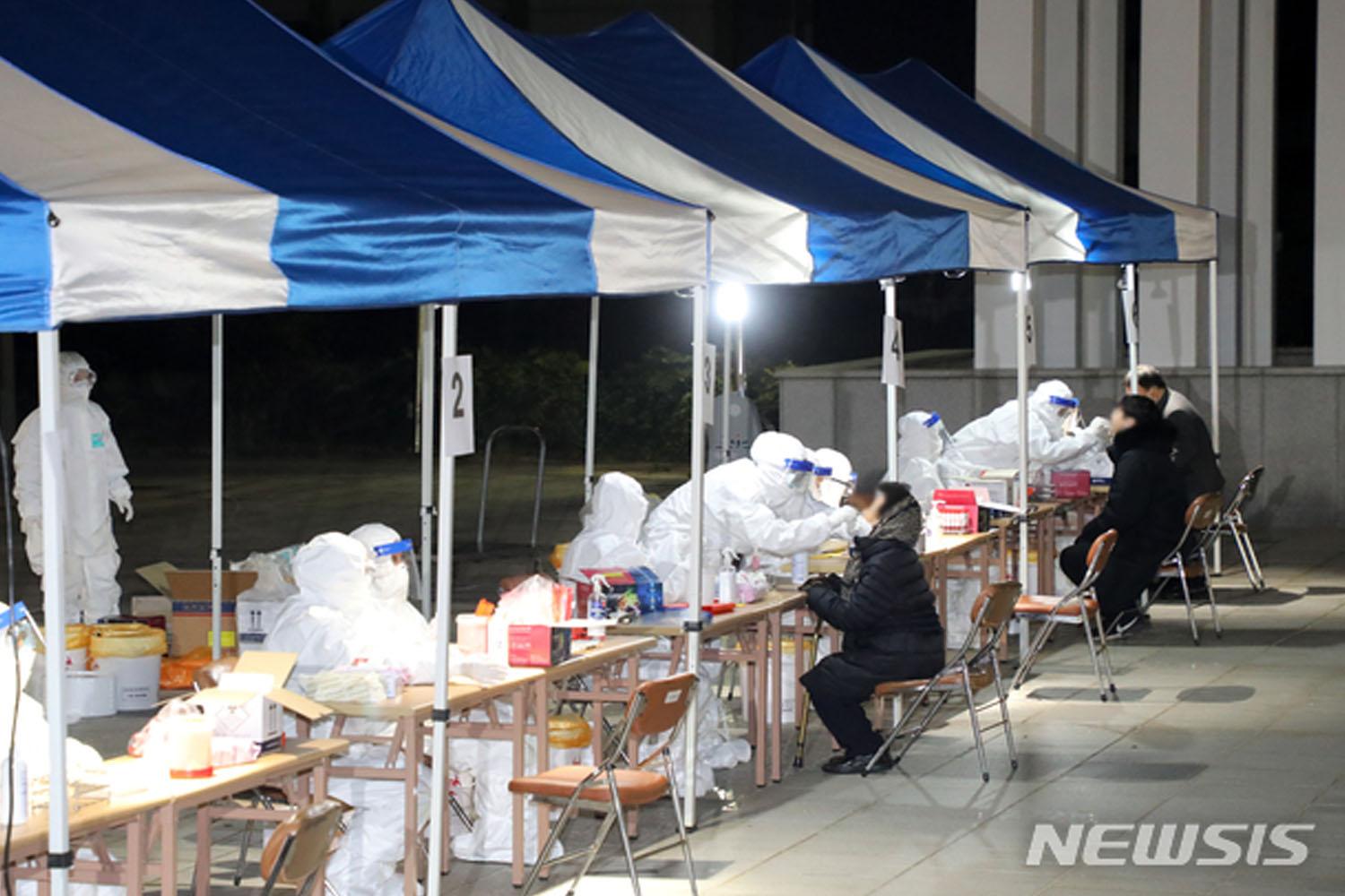 บริเวณยอดฮิตในเกาหลีในช่วงโควิด-19 ที่มีมาตรการการวัดอุณหภูมิในเต็นท์กลางแจ้งแบบครอบคลุม