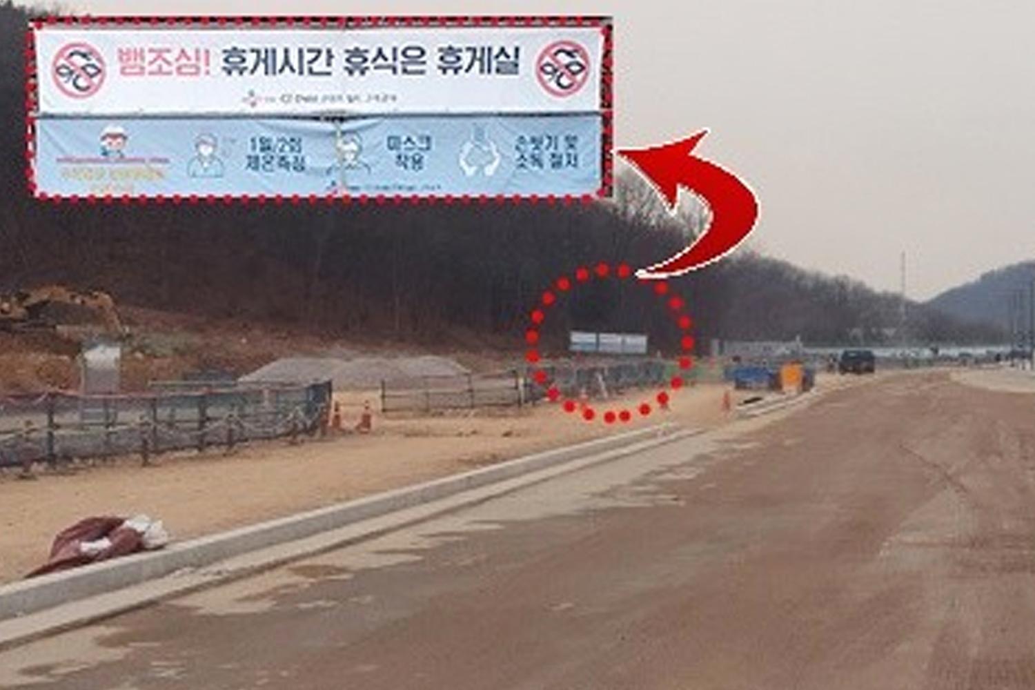 ภาพกลางคืนของพื้นที่จอดรถพร้อมผู้คนสวมหน้ากากเดินผ่านระหว่างรถที่ติดไฟ