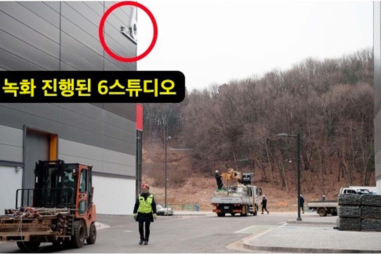 บุคคลที่นั่งอยู่ในรถกับพื้นหลังเบลอและหนึ่งในมือถือปากกา