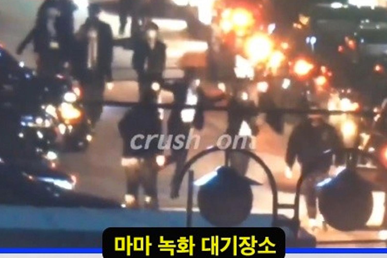 ป้ายเตือนอันตรายที่ไซต์ก่อสร้างในภาษาเกาหลีและภาษาอังกฤษกล่าวว่า 'ระวังตก!' กับลูกศรบอกทิศทางลง