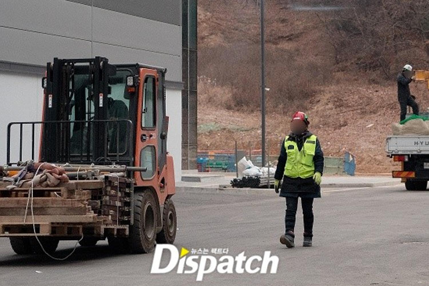 เวทีแสดงในงาน MAMA 2020 กับเอฟเฟกต์ดอกไม้ไฟที่ใช้ระหว่างการแสดง โดยมีคำว่า 'HOME RUN' เป็นสีเหลืองในภาพหนึ่ง