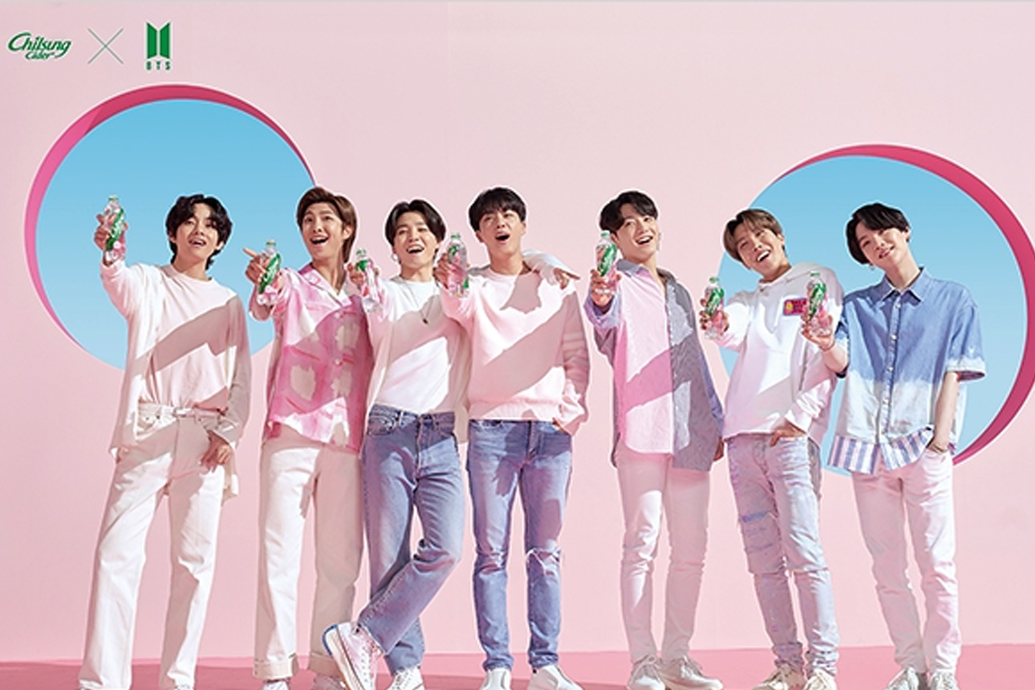 BTS成員為碳酸飲料代言，背景顏色為粉色，分別持有相同產品。