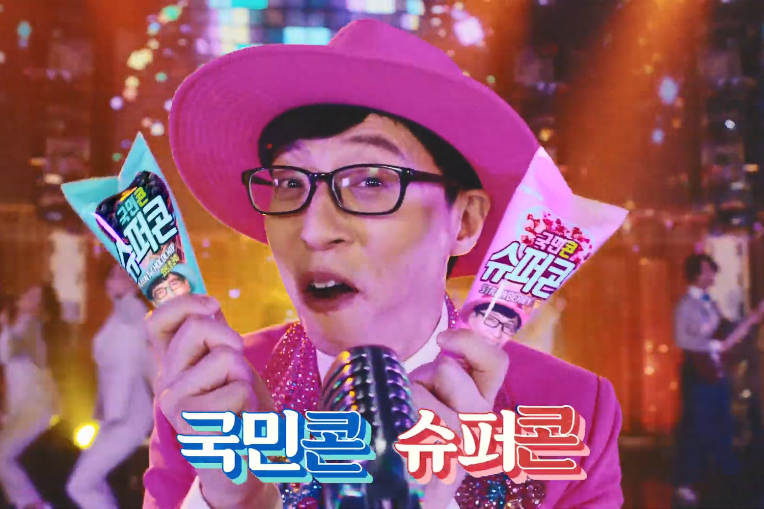 冰淇淋廣告，模特穿著亮粉色帽子和西裝，展示兩支不同口味的冰淇淋。