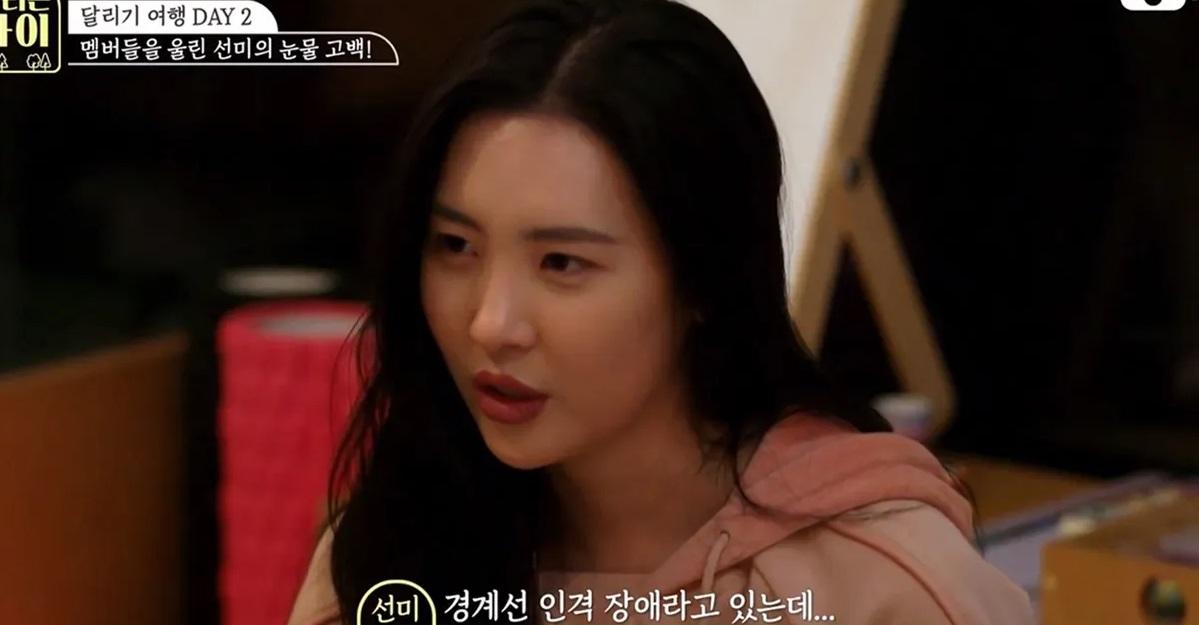 เบื้องหลังอาการป่วยทางจิตของไอดอล ผู้หญิงสวมใส่เสื้อฮูดดี้สีชมพูอ่อน พร้อมคำบรรยายภาษาเกาหลีที่หน้าจอ