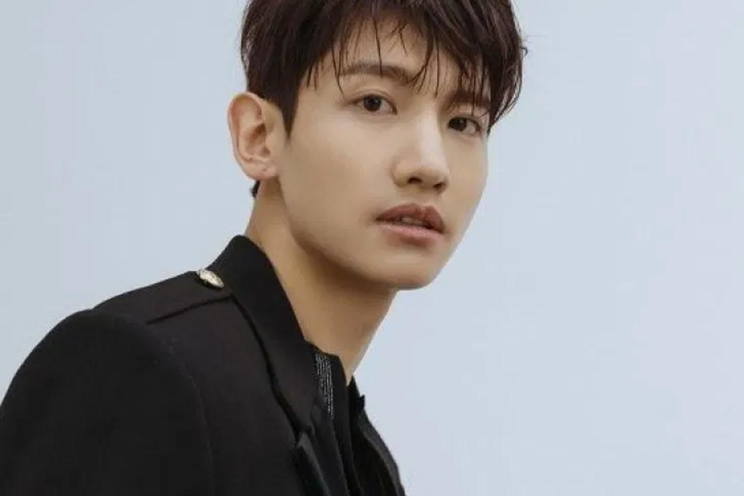 ผู้คัดเลือกจาก SM ไปรอชางมินที่ประตูโรงเรียนทุกวันหลัง