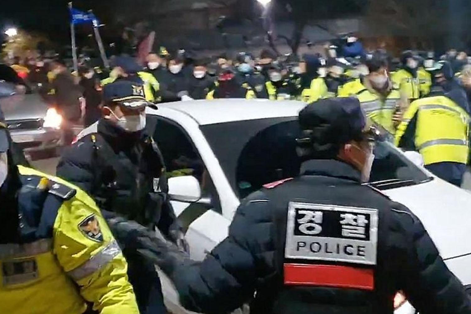 ขณะนี้เจ้าหน้าที่ตำรวจได้จัดเตรียมกำลังกว่า 100 คนเฝ้าบริเวณที่พักอาศัยของโช โดซุน