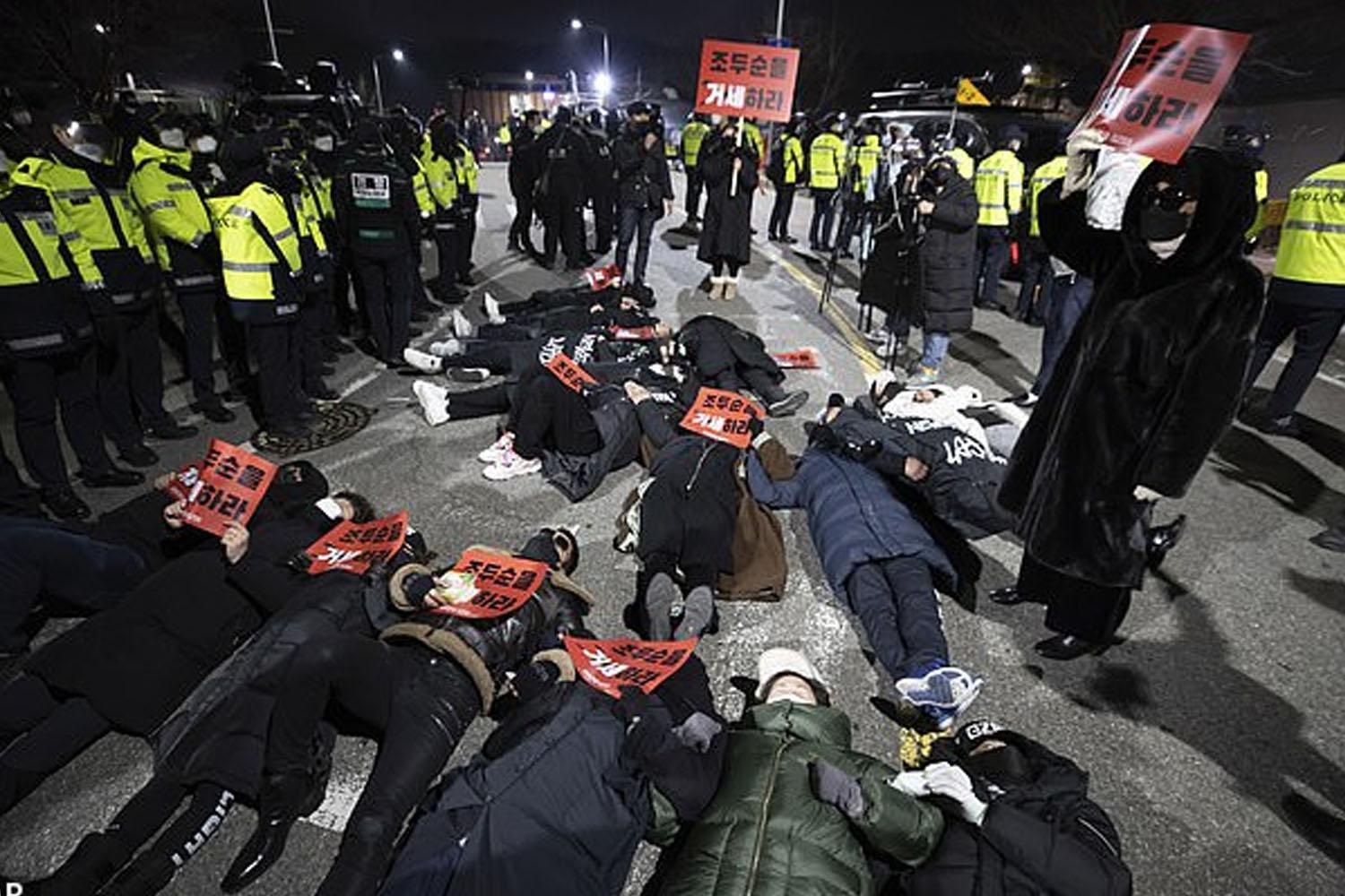 มีประชาชนกว่า 150 คนที่ไปประท้วงโช โดซุนตอนที่เขากลับมาที่อันซัน