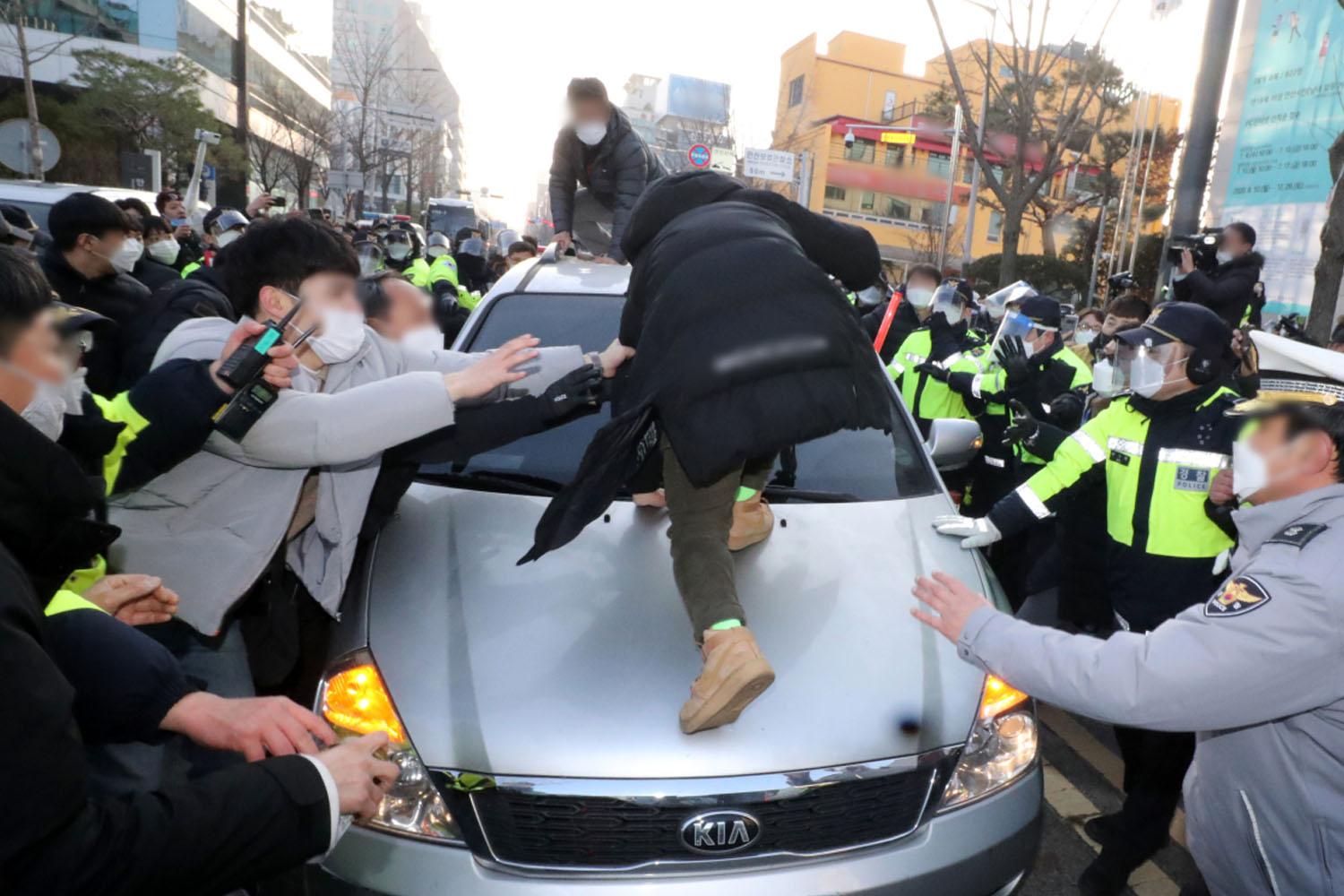 ขณะนี้เจ้าหน้าที่ได้แจ้งความดำเนินคดีกับคนทั้งหมด 8 คน