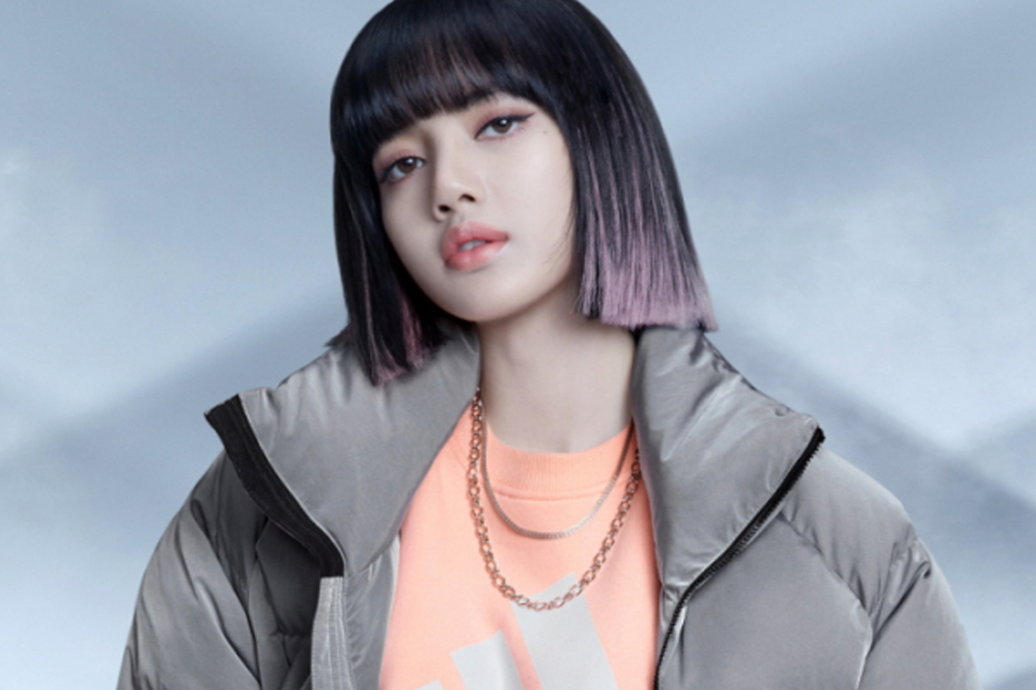 BLACKPINK成員Lisa穿著淺色羽絨外套搭配連帽衞衣