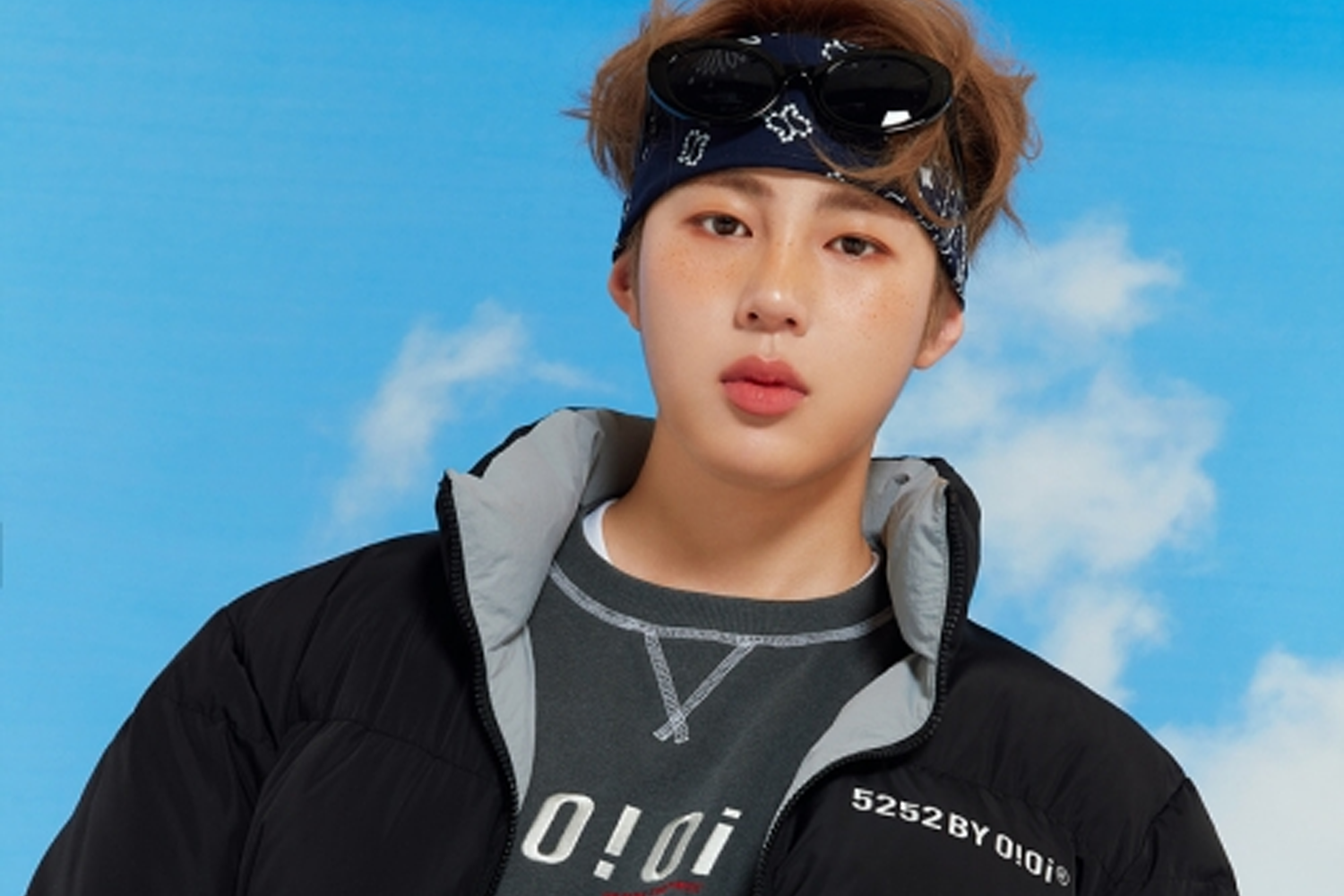 藝人河成雲在室內，身穿黑色有絨毛帽的羽絨外套