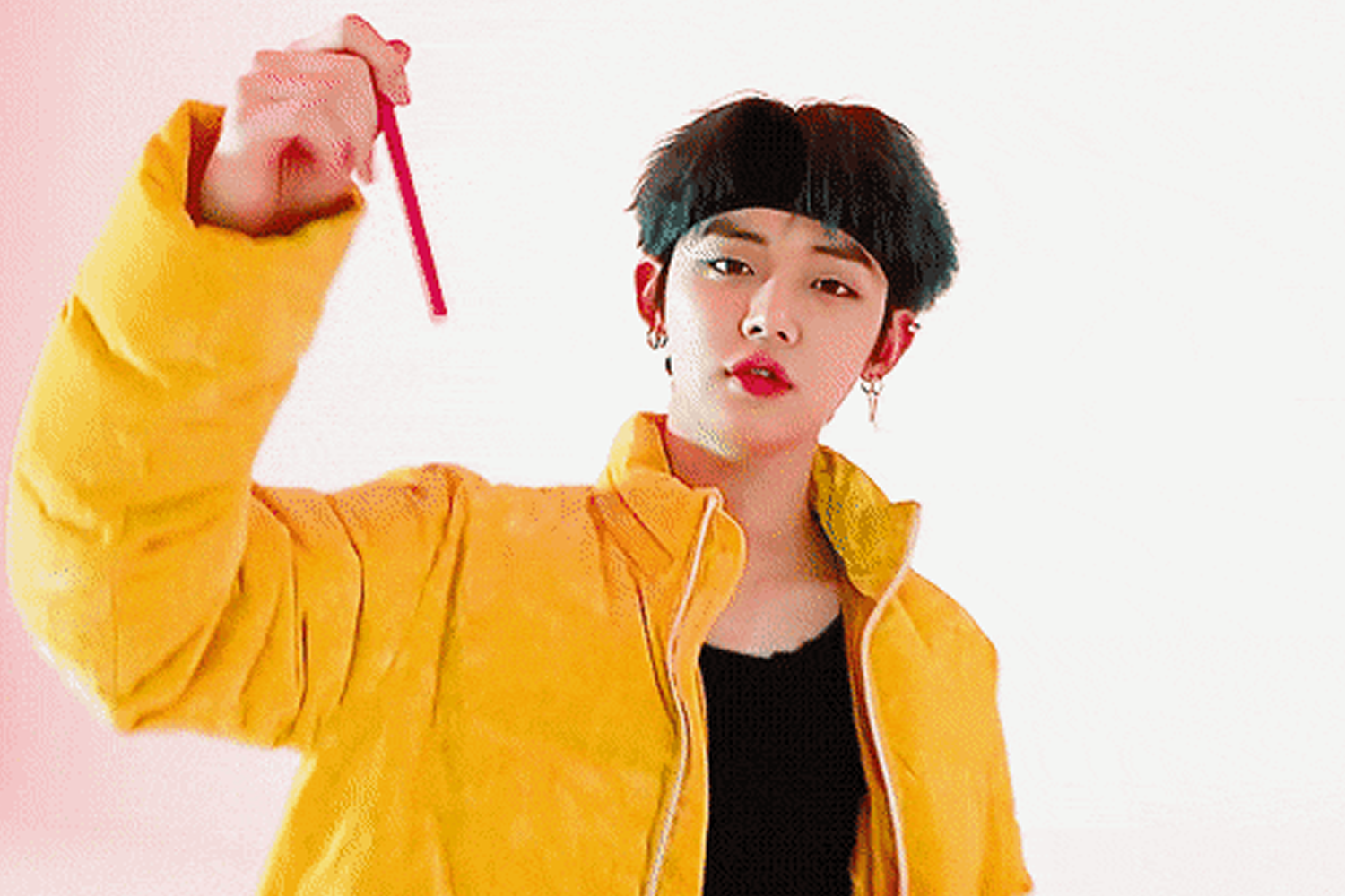 TXT成員然竣穿著明亮黃色羽絨外套