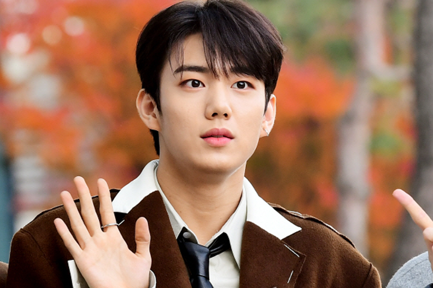 P1Harmony成員INTAK穿著卡其色長外套