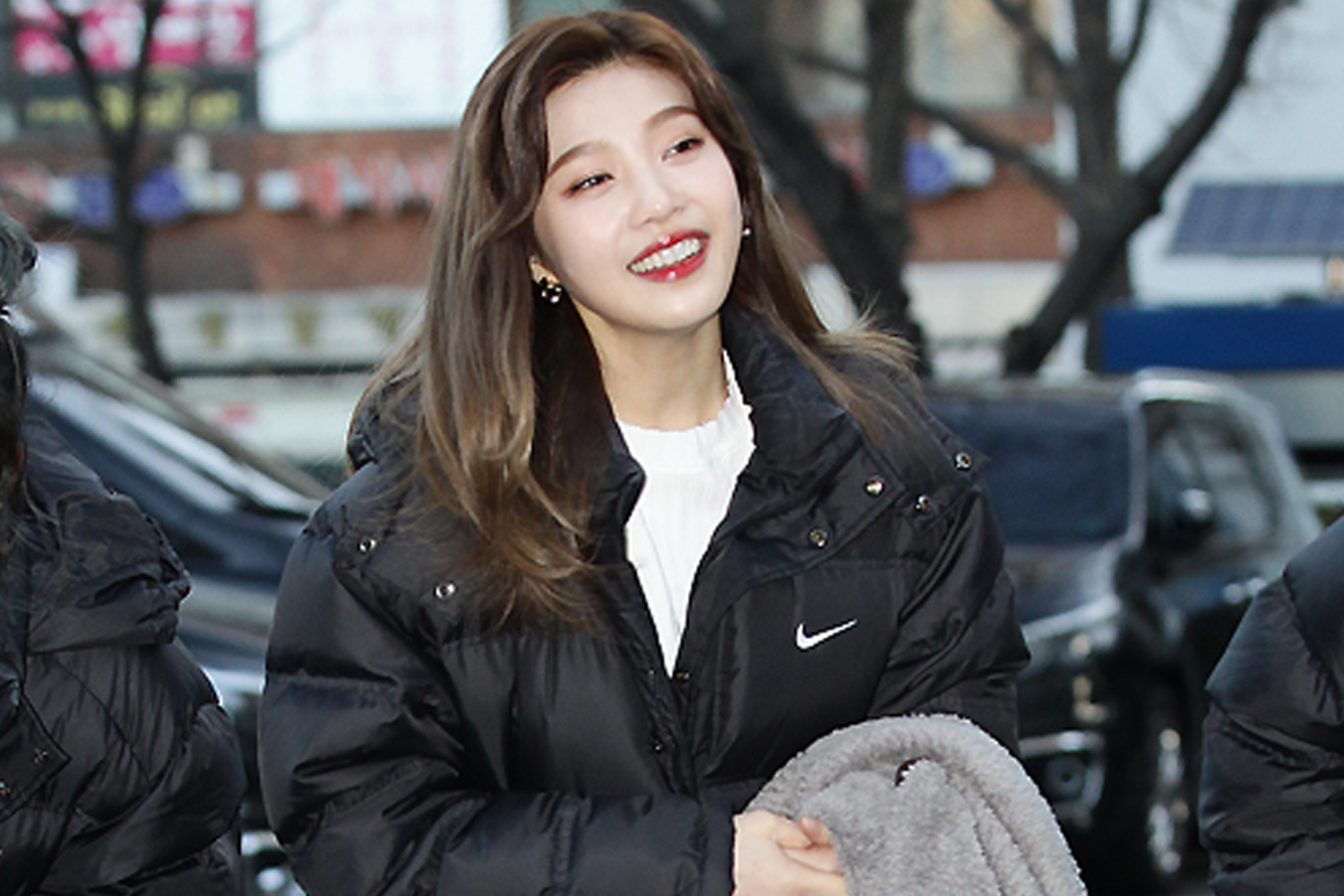 Red Velvet成員Joy穿著黑色Nike羽絨外套