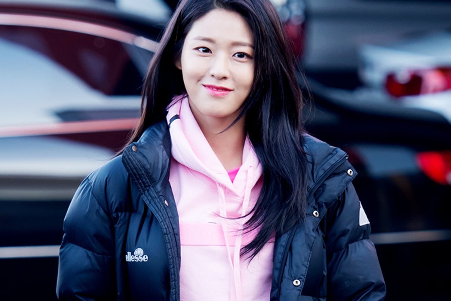 AOA成員雪炫穿著黑色ellesse羽絨外套