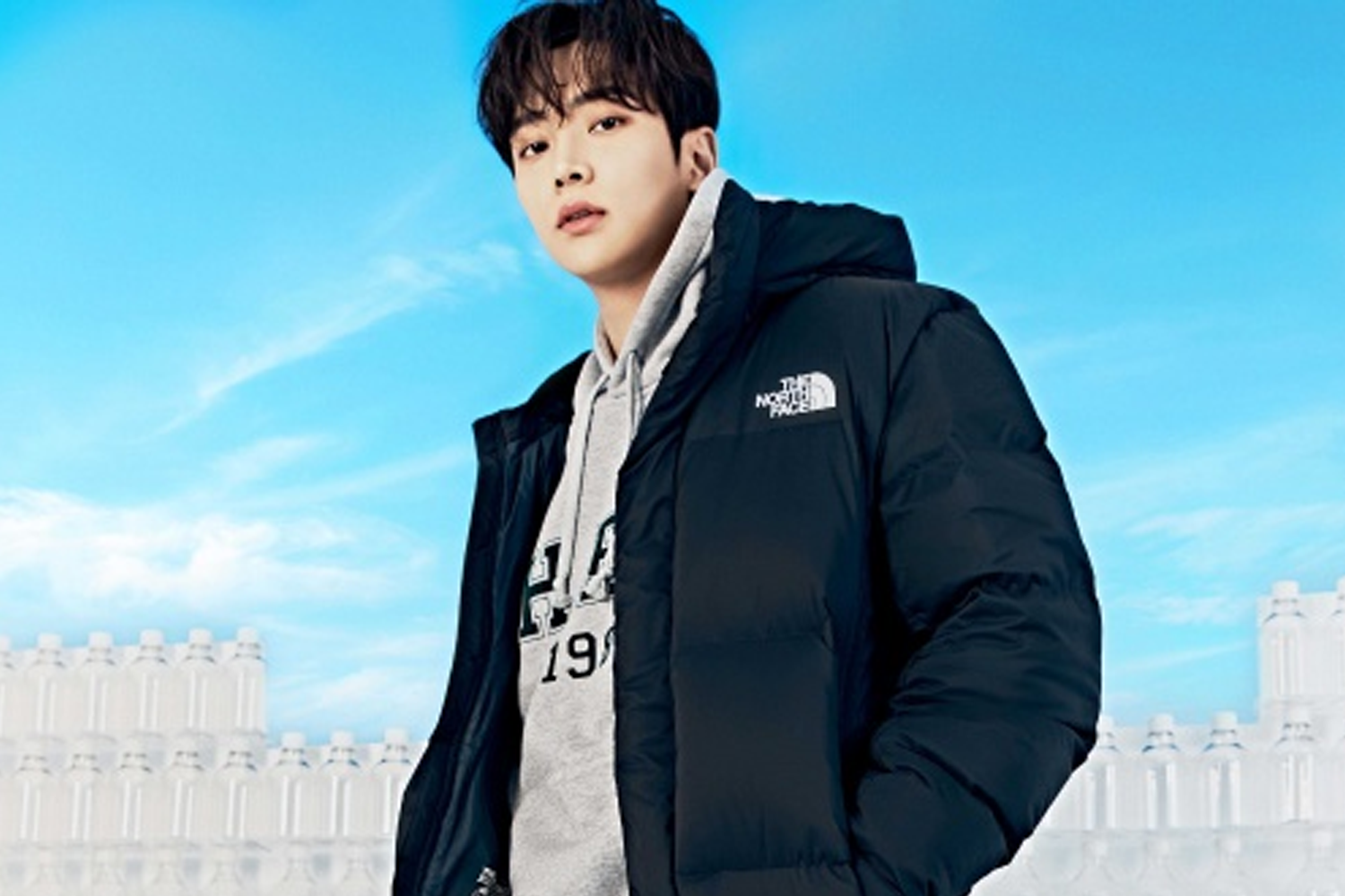 SF9成員路雲穿著黑色The North Face羽絨外套