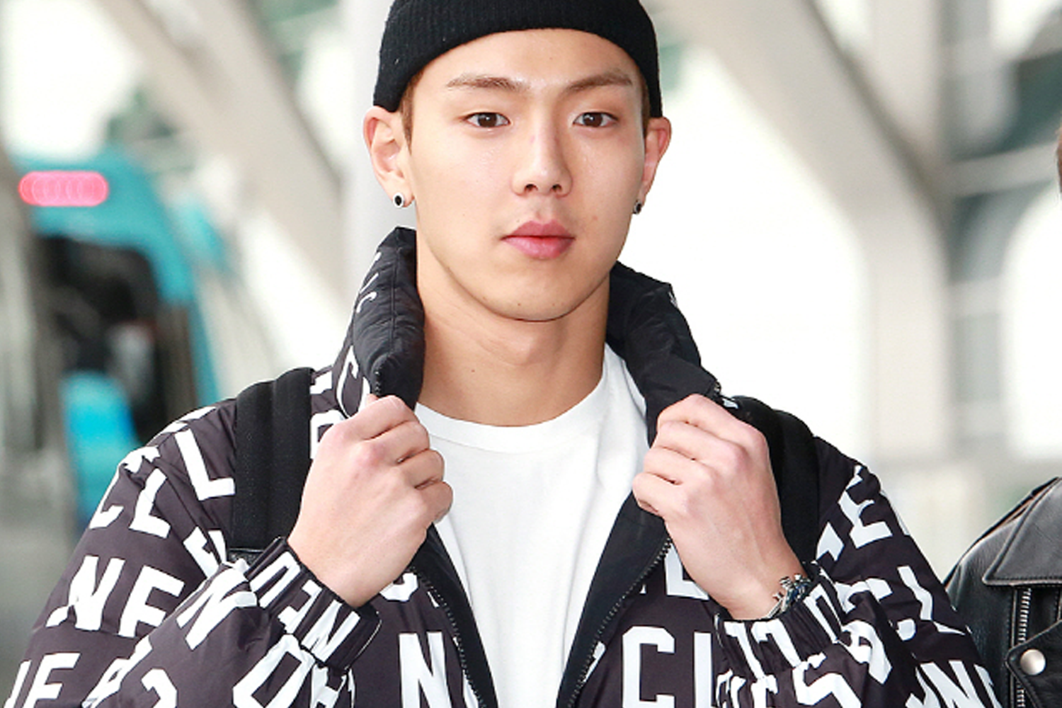 MONSTA X成員Shownu穿著印有英文字的黑色羽絨外套