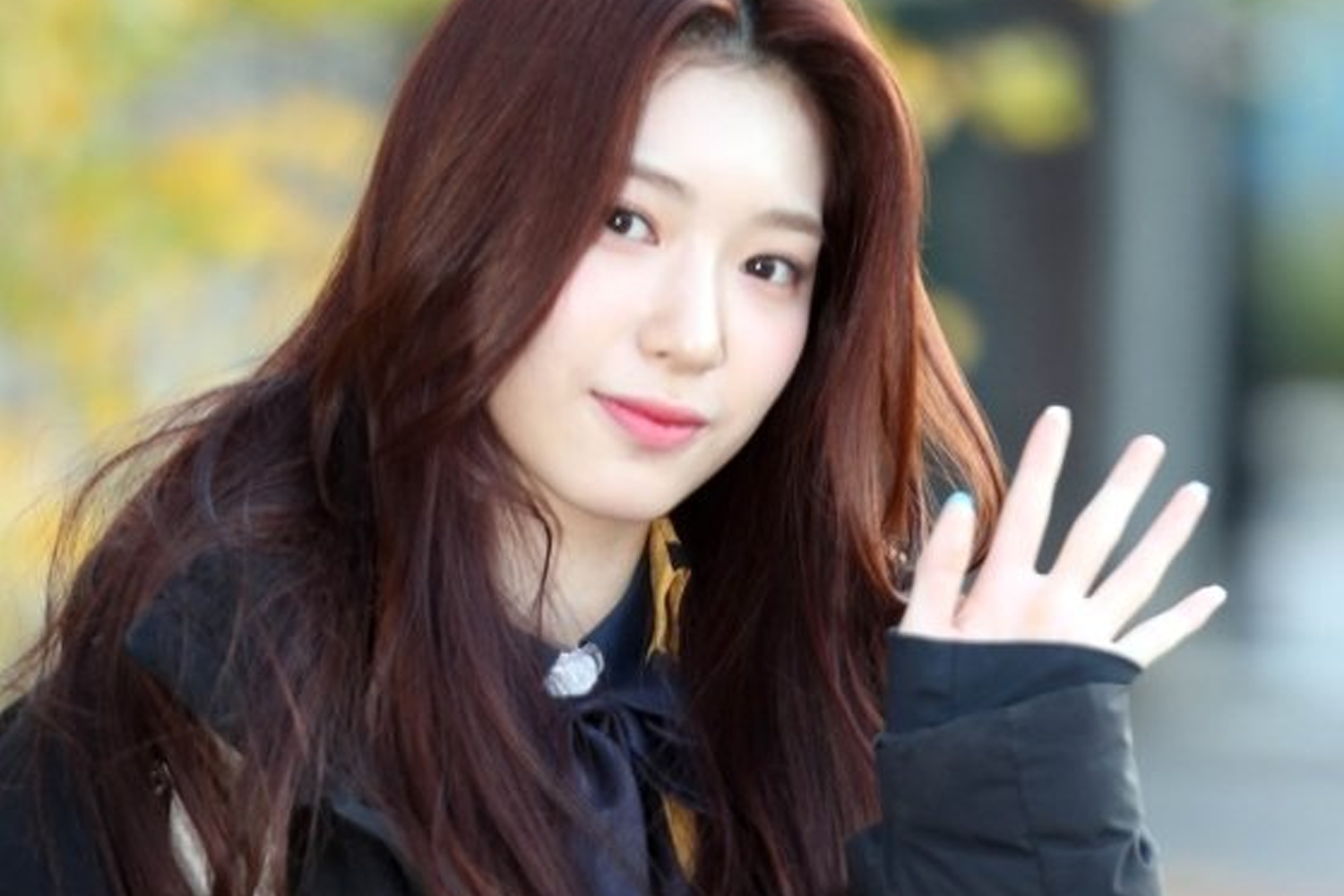 Rocket Punch成員秀潤穿著黑色羽絨外套，迎面走來