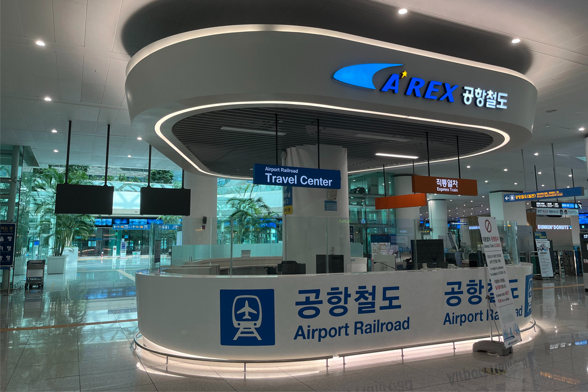 仁川機場AREX機場快線旅行中心的內部設計，展示Connection Center的設施