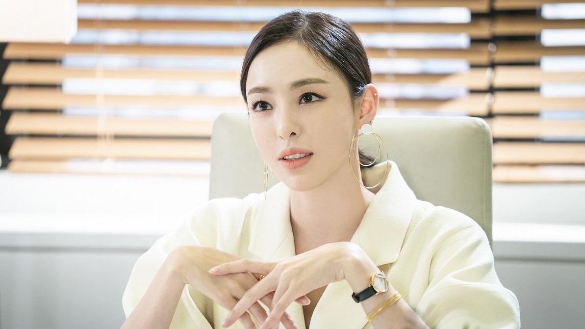 ผู้หญิงนั่งในสำนักงาน ภาพเป็นตัวแทนของบทบาทสตรีในที่ทำงานในเกาหลี โดยไม่แสดงใบหน้าของบุคคลท่านนั้น