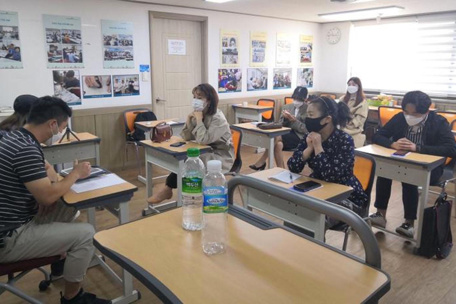 สามารถลงทะเบียนได้ถึง 2 คลาสและสามารถลงทะเบียนผ่านบนเว็บไซต์ของศูนย์ค่ะ เ