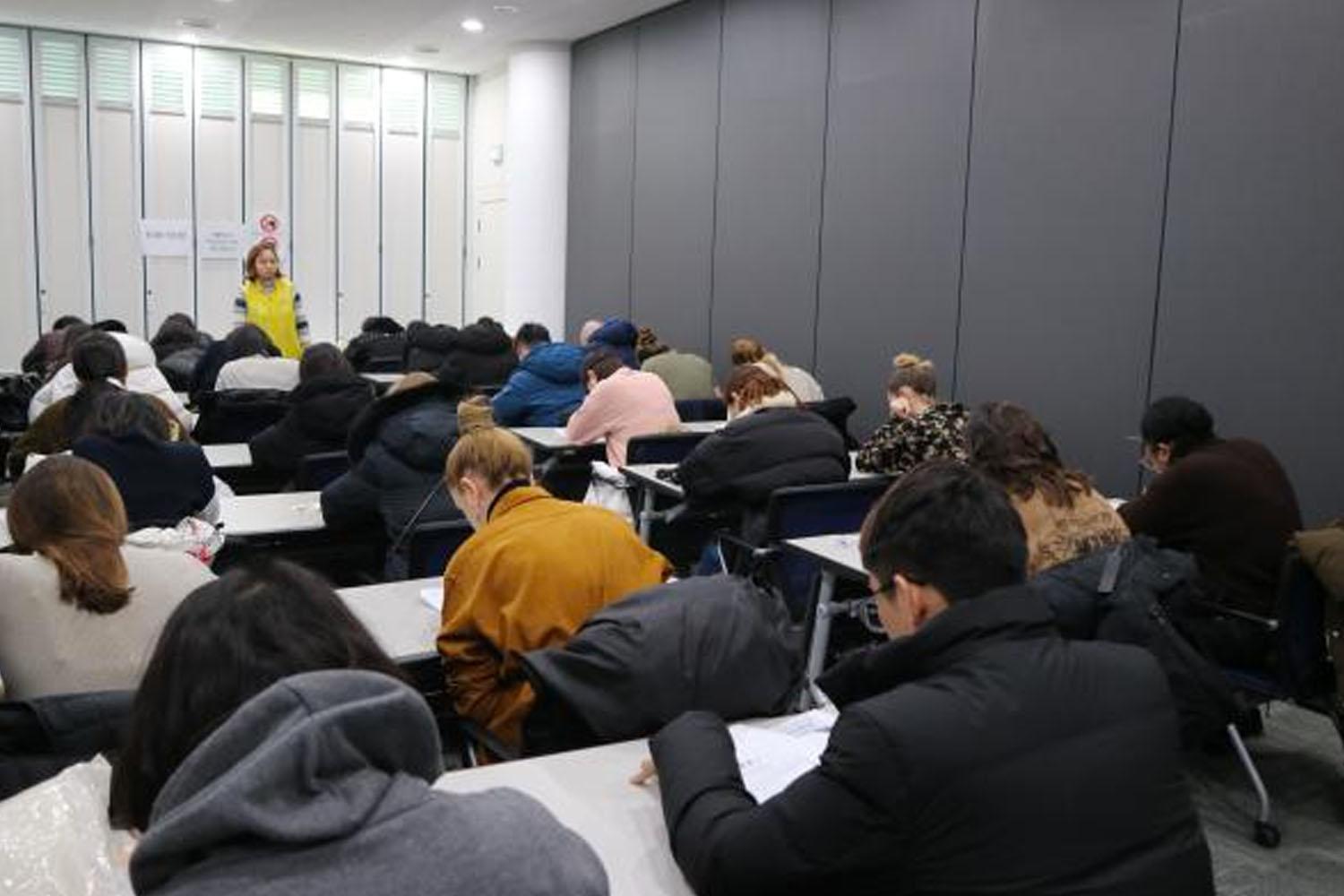 ทดสอบก่อนเข้าเรียน แต่เนื่องจากสถานการณ์ Covid-19 ทำให้ตอนนี้คลาสเรียนทั้งหมดเป็นการเรียนออนไลน์ค่ะ