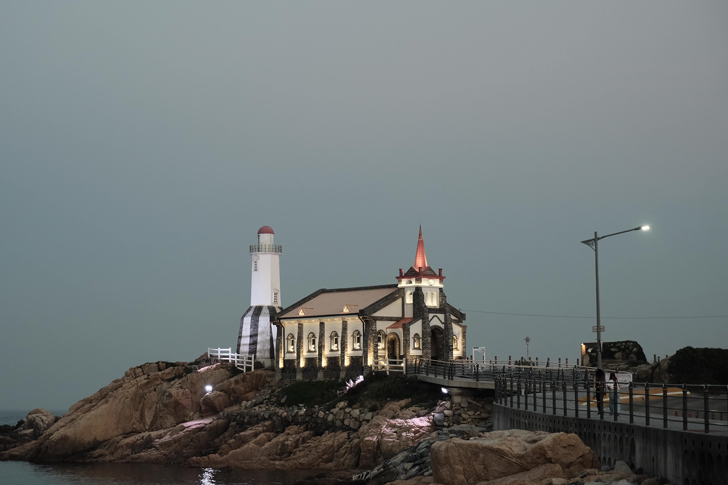 黃昏時分的竹城聖堂環境，柔和的燈光為古建築添上了一層神秘的面紗。