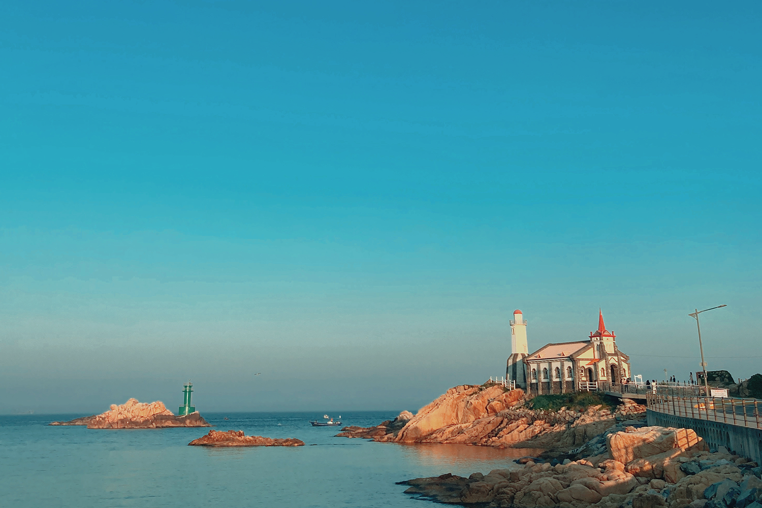 午後陽光下，竹城聖堂伴隨清澈和煦的海風吹拂，給人舒適的感覺。