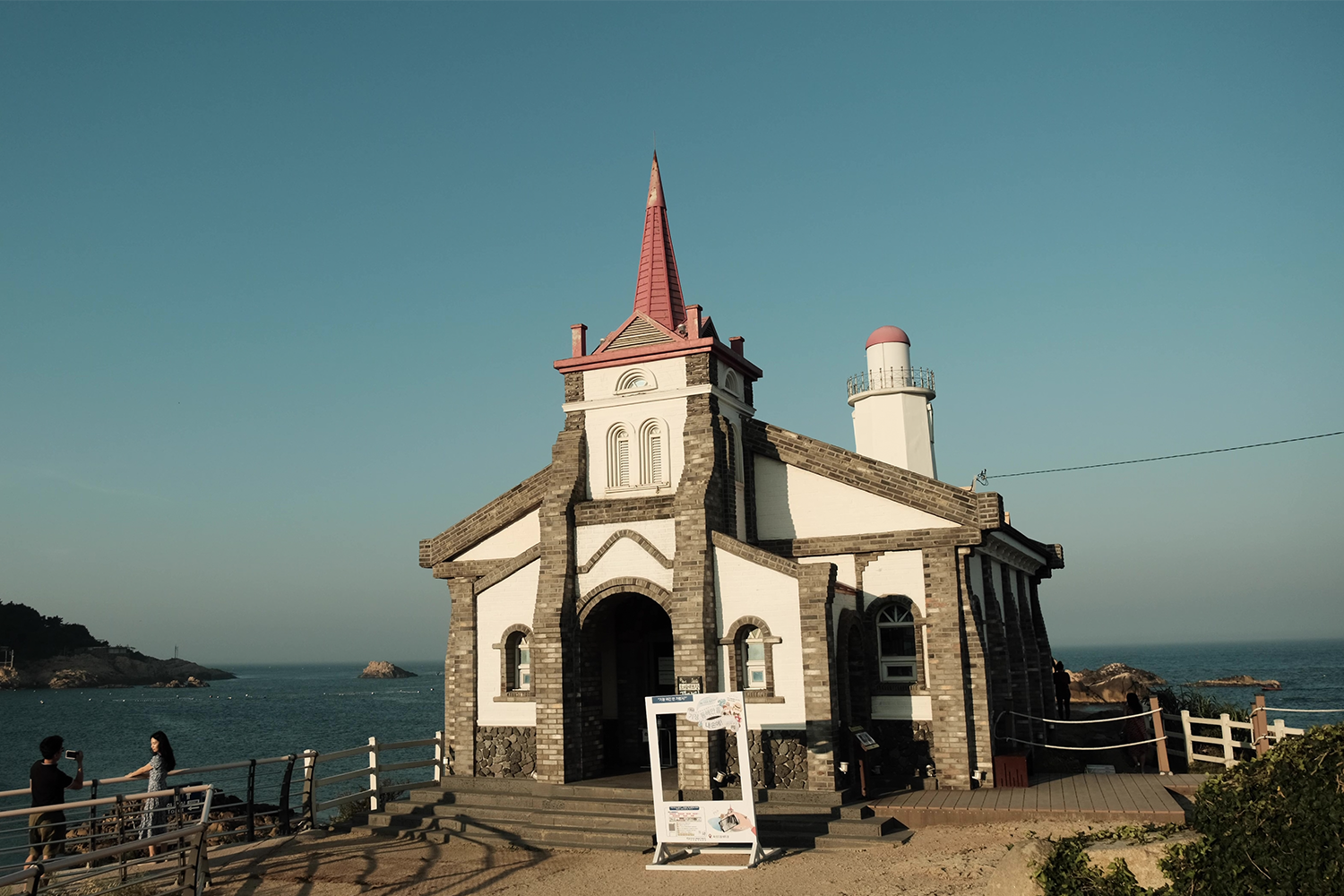 竹城聖堂外觀古雅，遊客在門口稍作停留拍攝照片。