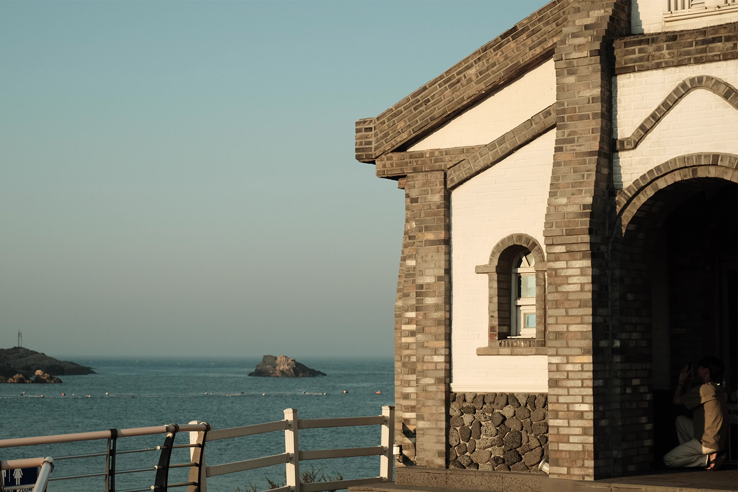 歷經歲月的竹城聖堂，陽光灑在其古典建築的窗臺上，海風輕拂。