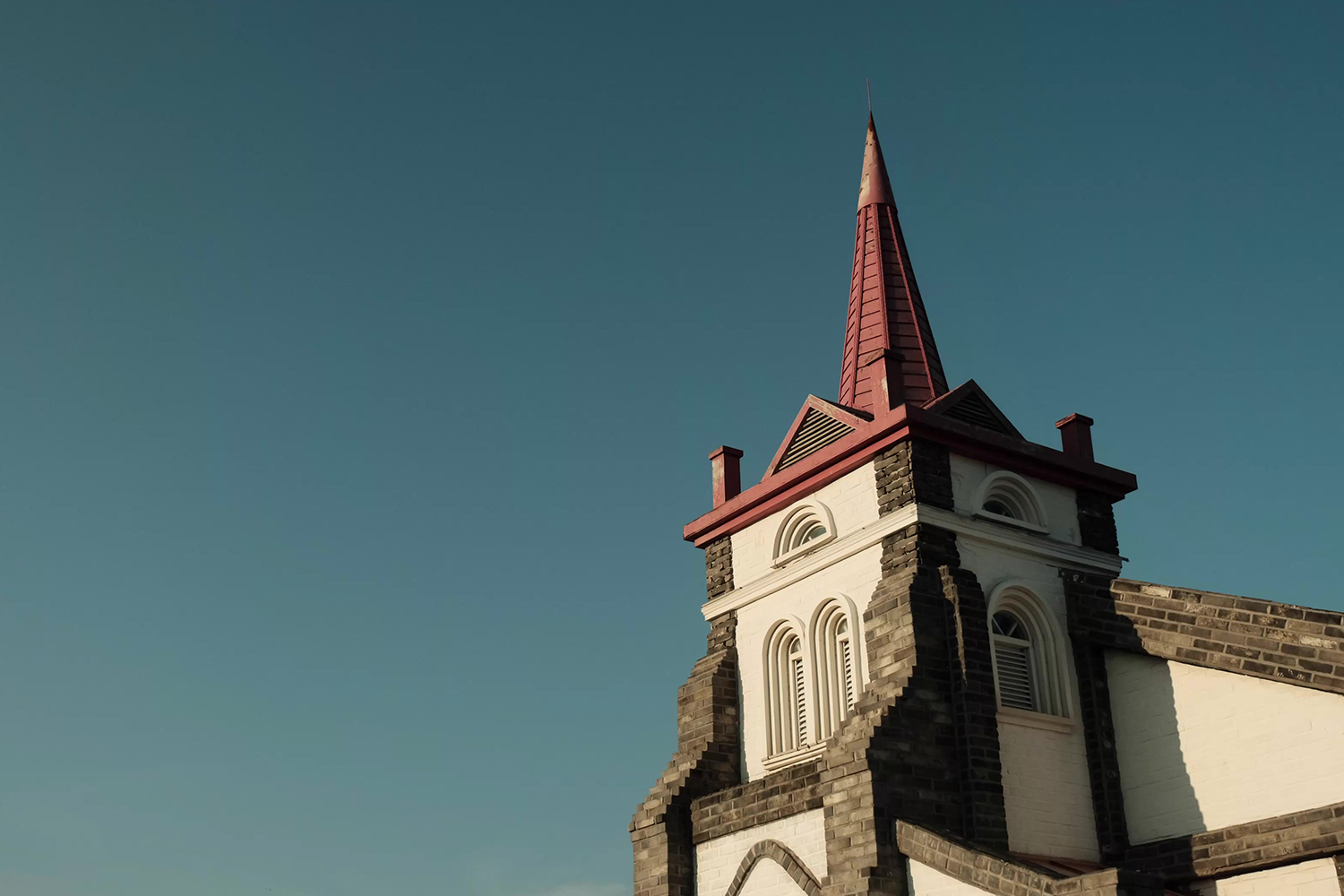 從竹城聖堂內部望向外界的景緻，透過窗戶欣賞碧海藍天的美麗景色。