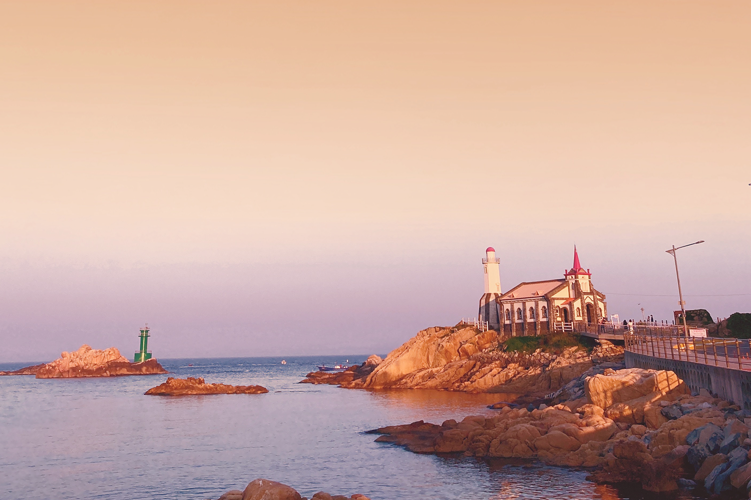 遠眺竹城聖堂與其所在的海岸線，整體風光如油畫般寧靜美麗。