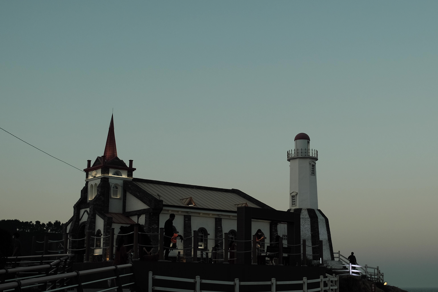 夜色中的竹城聖堂被燈光點亮，海岸旁迎來平靜而富有詩意的一刻。