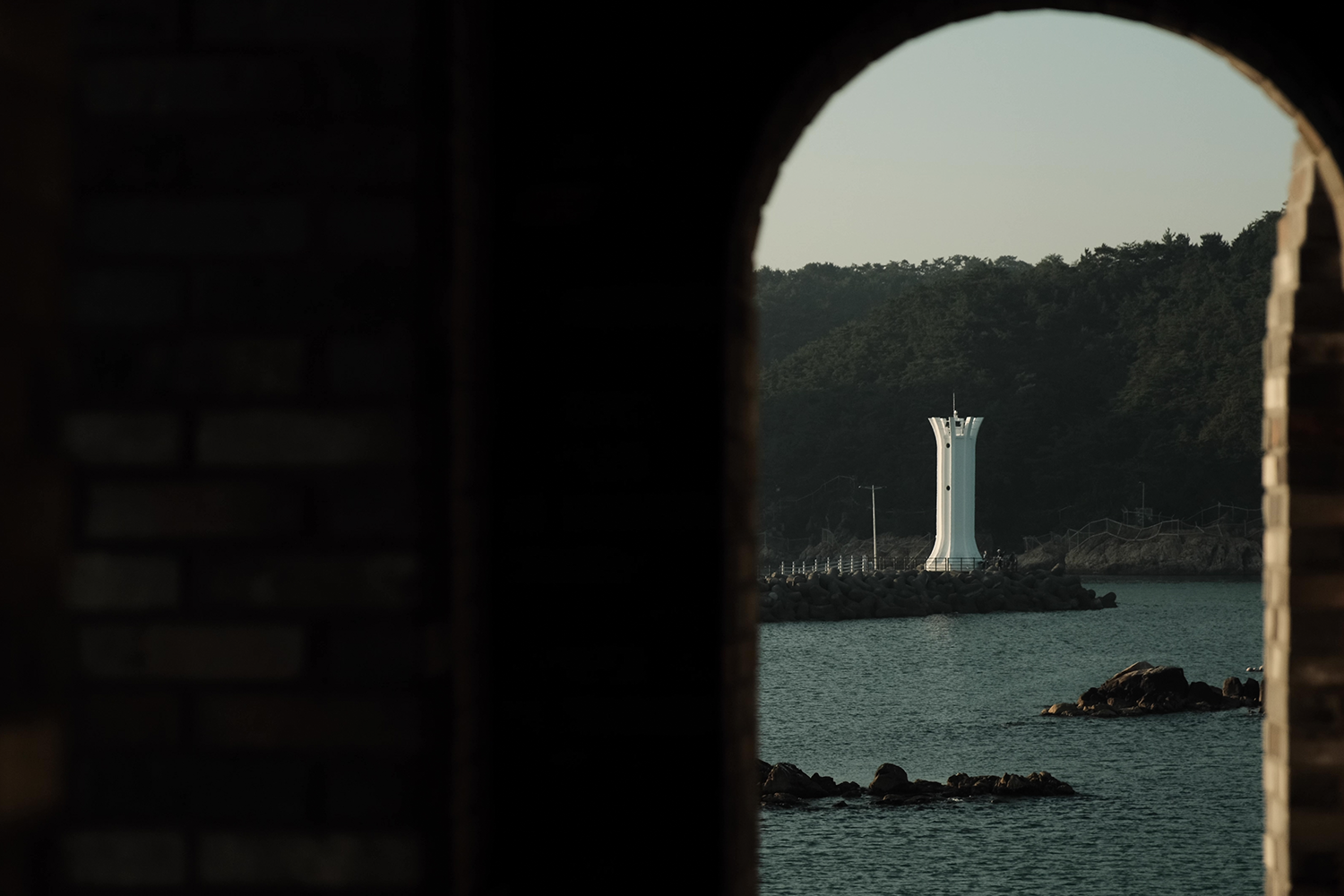 遙望竹城聖堂遠方的小型燈塔，熟悉的場景令人印象深刻。