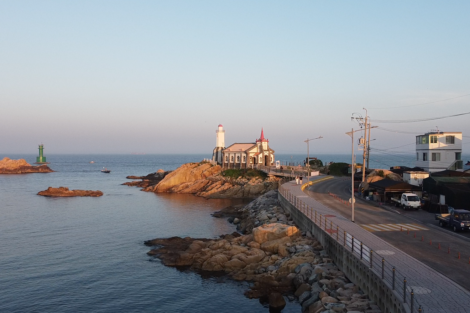 韓劇《必娶女人》中婚禮場景的截圖，背景為浪漫的竹城聖堂。