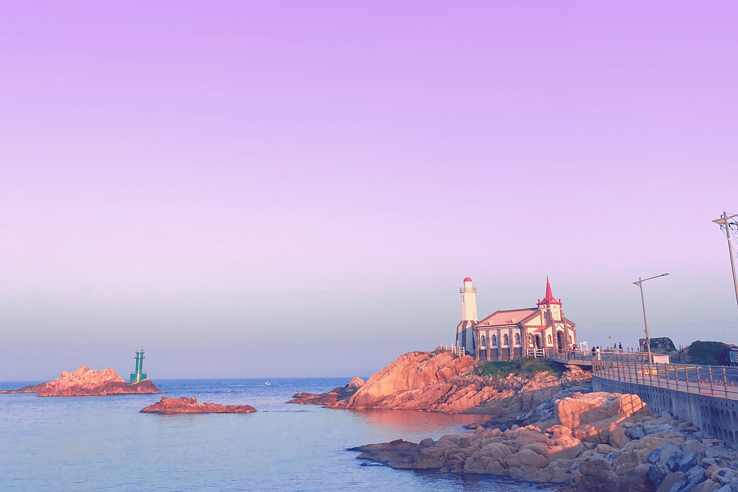 襯著迷人夕陽的竹城聖堂景緻，天空映照出粉色漸層的美麗光芒。