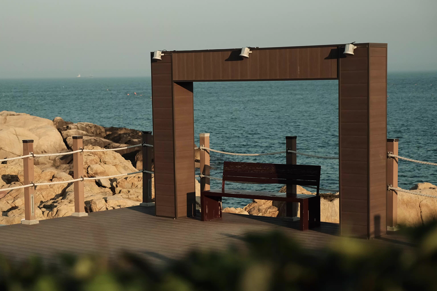 遠處的竹城聖堂擁有濃厚的歐洲風格，沐浴在和煦的陽光中，顯得格外宜人。