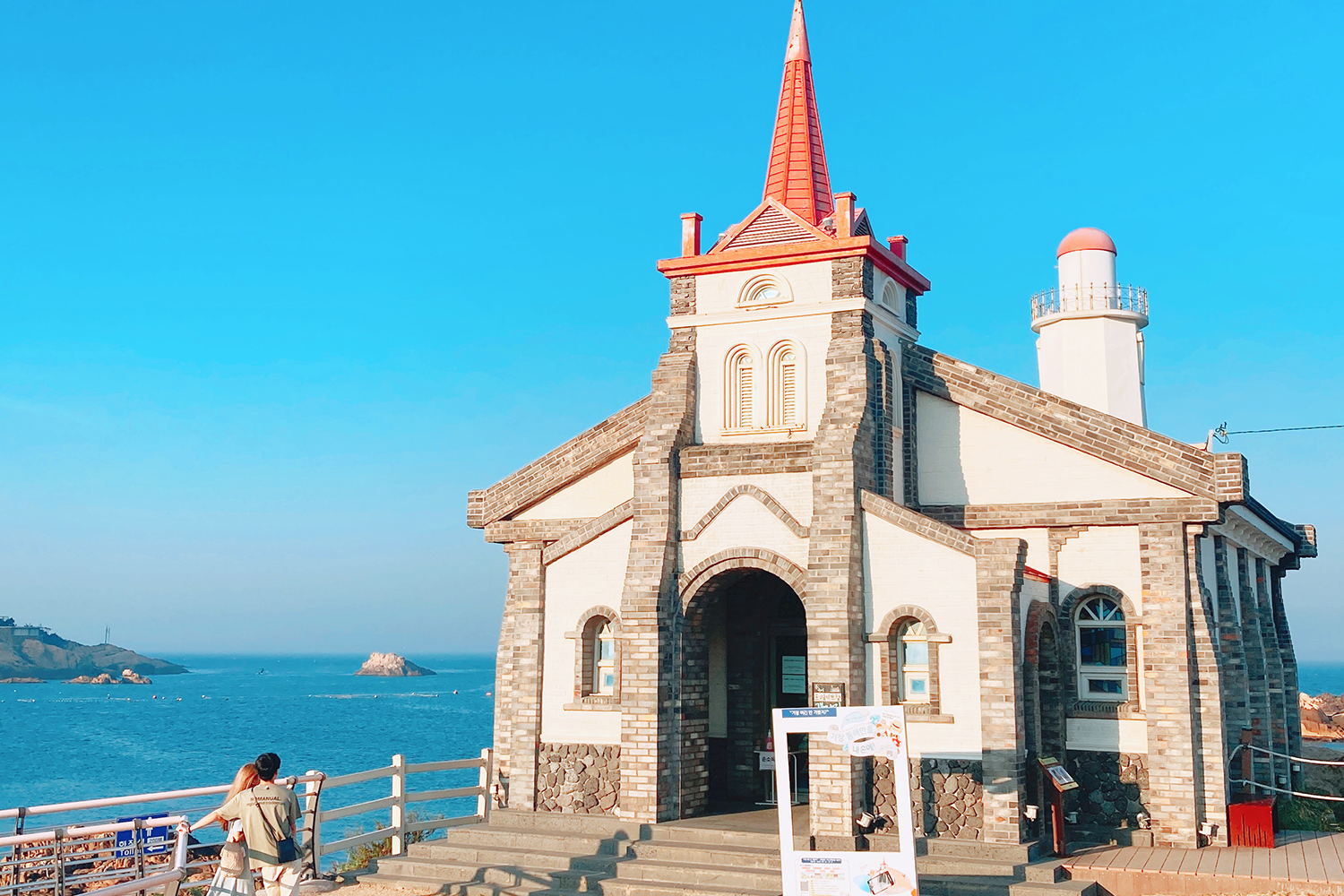 竹城聖堂不遠處的燈塔，在日落餘暉中展現出動人的剪影效果。