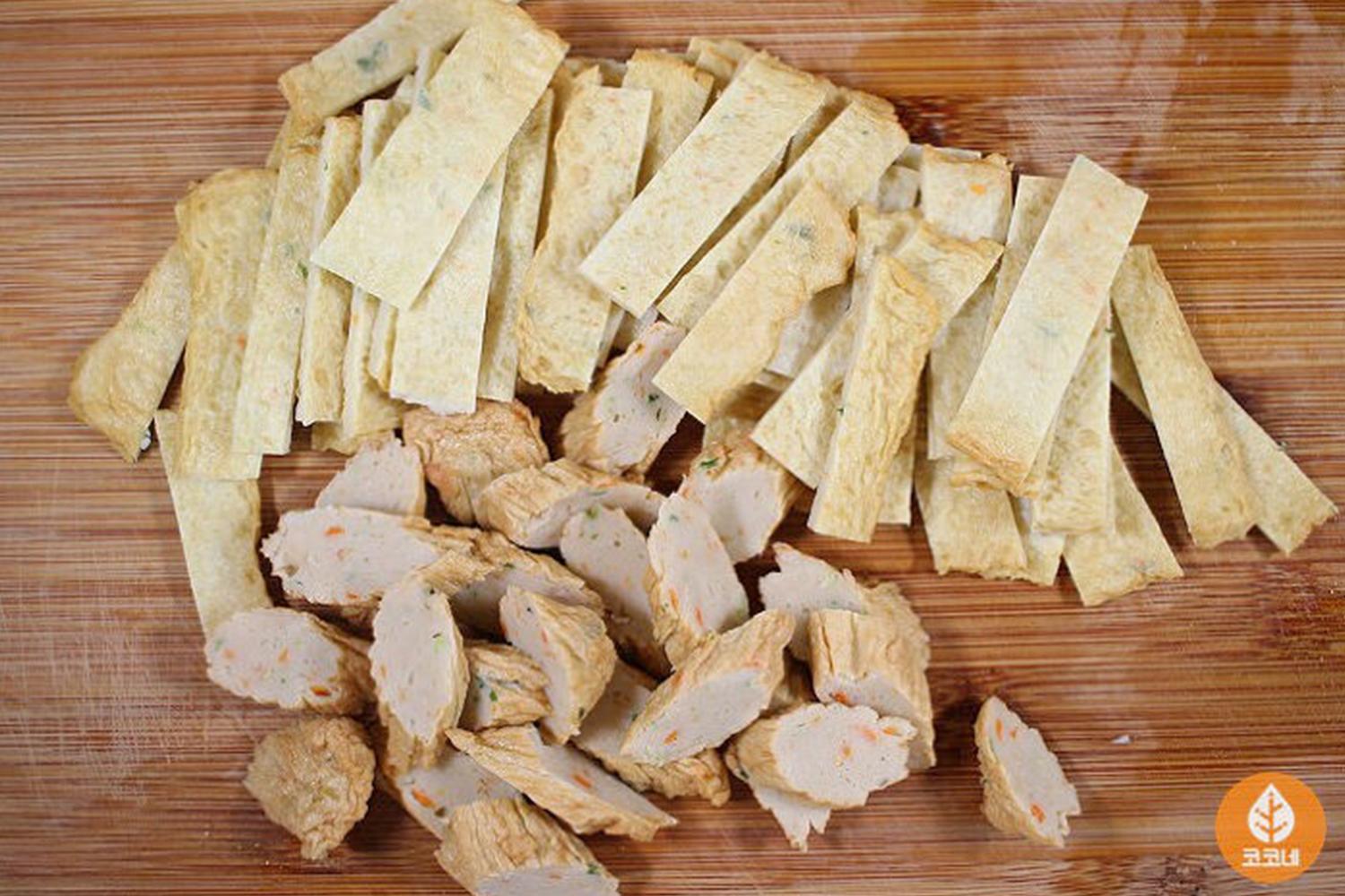 顯示切片的韓國魚糕及豉油、洋葱，準備好這些鮮美昌滿的材料，可以輕鬆地製作出美味的韓國魚糕湯。