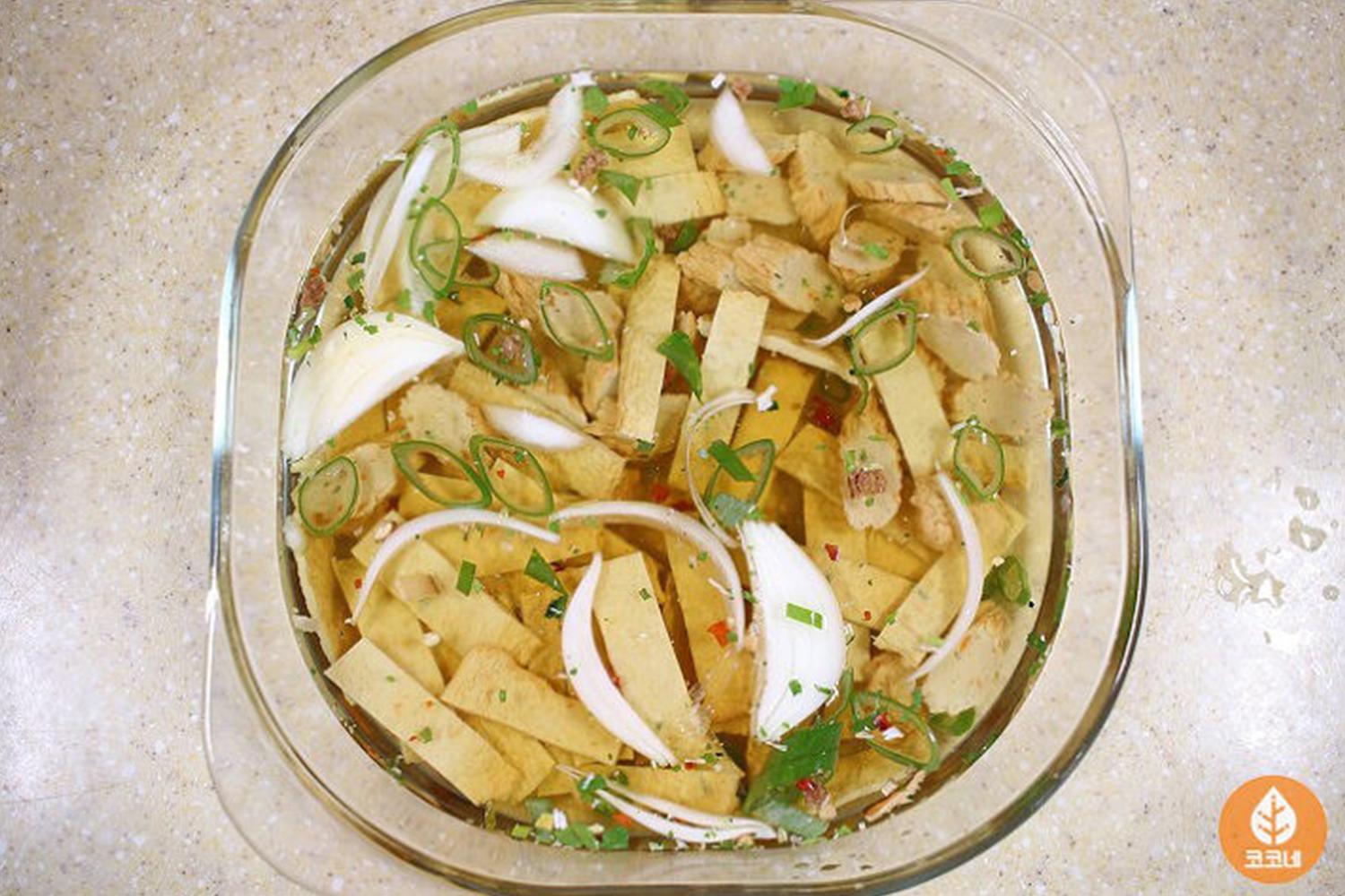 韓國魚糕湯作為韓國冬季的傳統食物，是一道簡單但令人舒心的湯品。這張圖片展示了美味可口的韓國魚糕湯，湯品中浮現著切成圓片的魚糕和幾片葱絲。