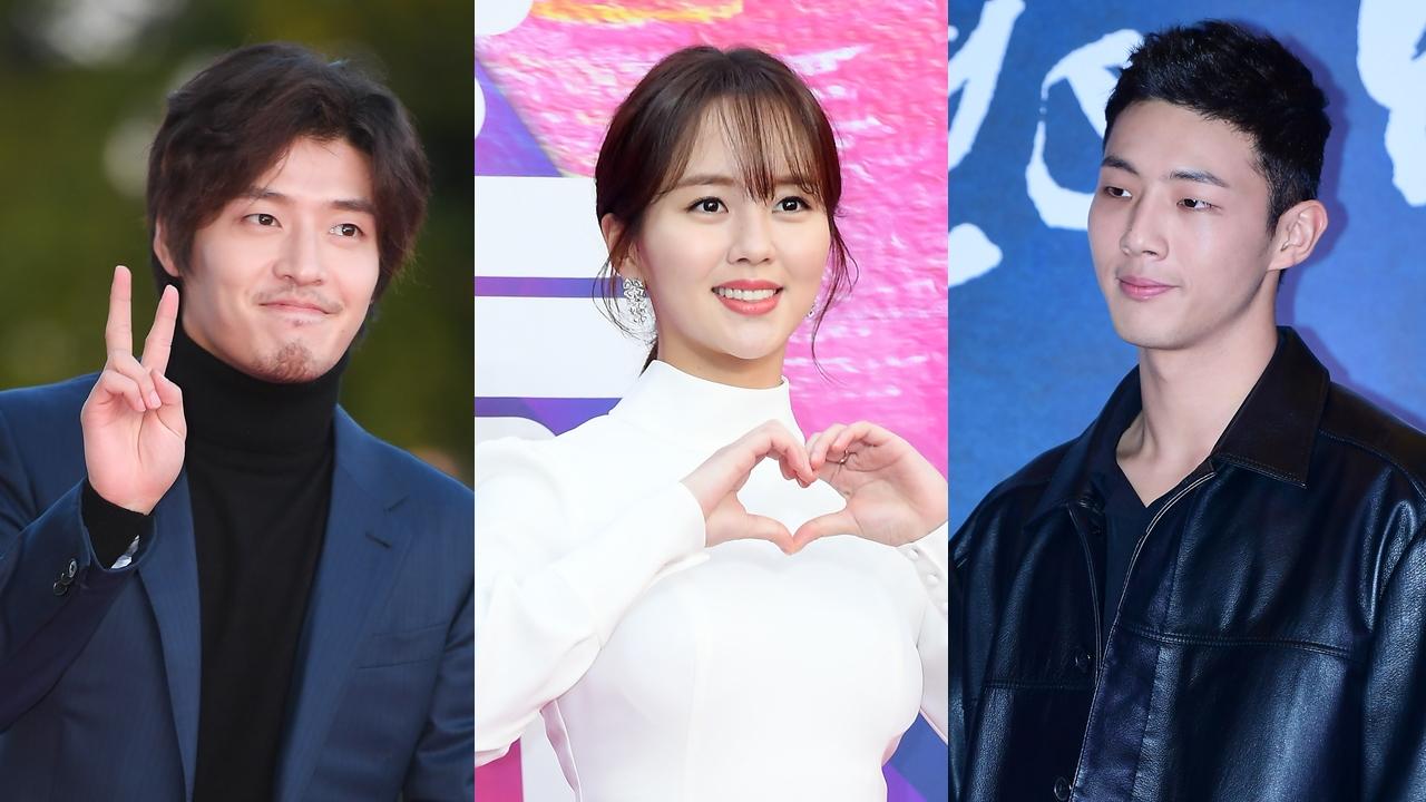 ドラマ『月が浮かぶ川』の登場キャスト3人。左から右へ、俳優が異なるポーズを見せています。