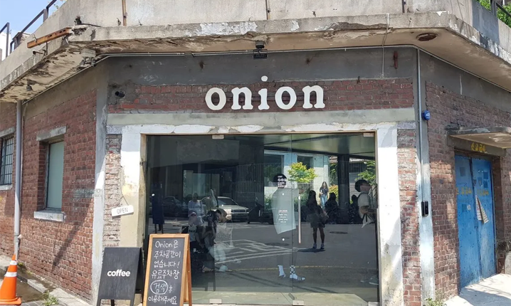 คาเฟ่ Onion ในซองซู บรรยากาศด้านหน้าร้านในลักษณะคลาสสิคและผนังก่ออิฐ