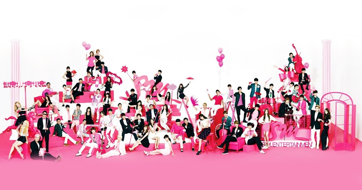 กลุ่มศิลปินจากค่าย SM Entertainment ในสไตล์สีชมพูสดใส และมีโลโก้ของค่าย SM บนพื้นหลังสีขาว
