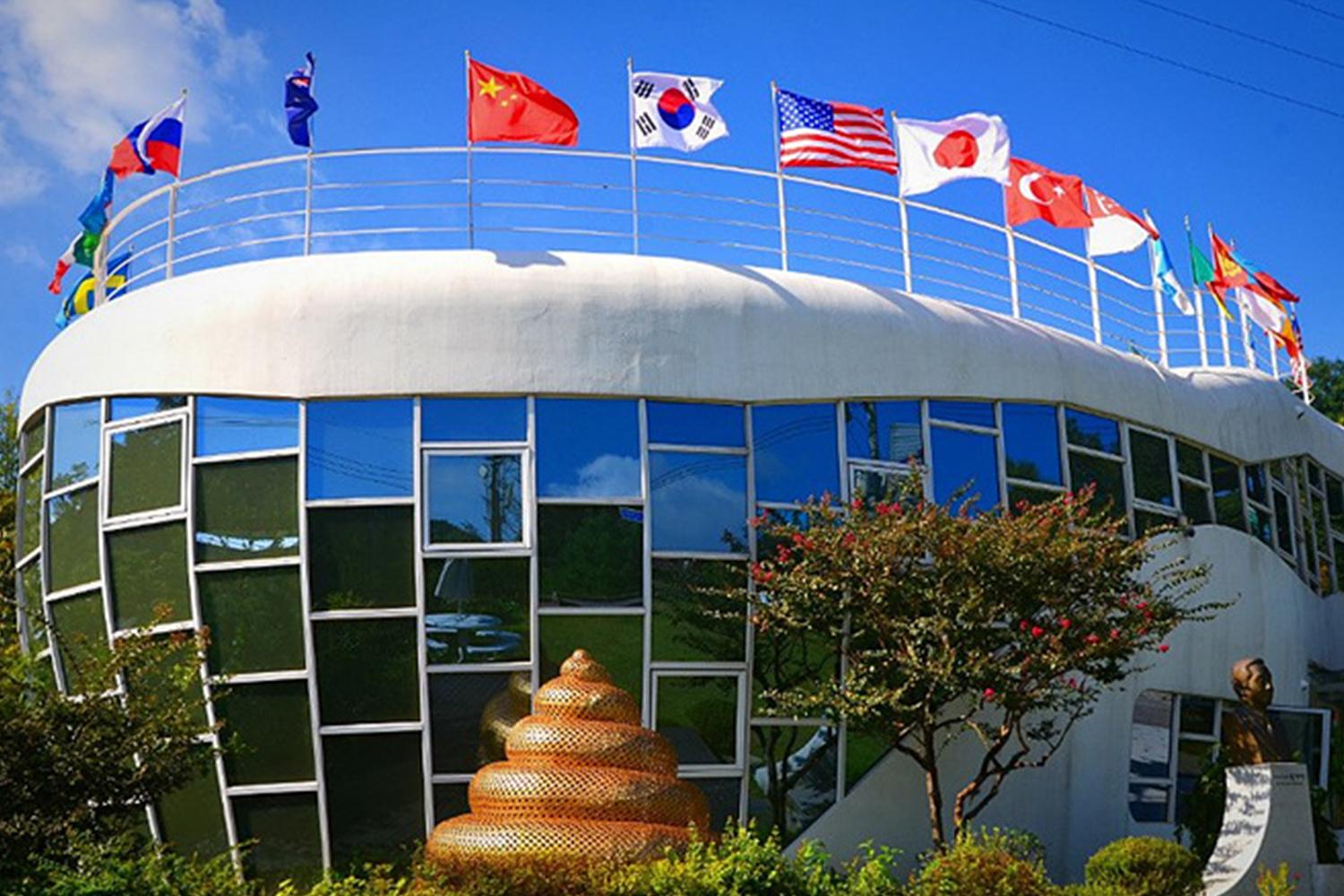 解憂齋,以廁所為靈感設計的建築,建於2007年,成為韓國水原市的旅遊勝地
