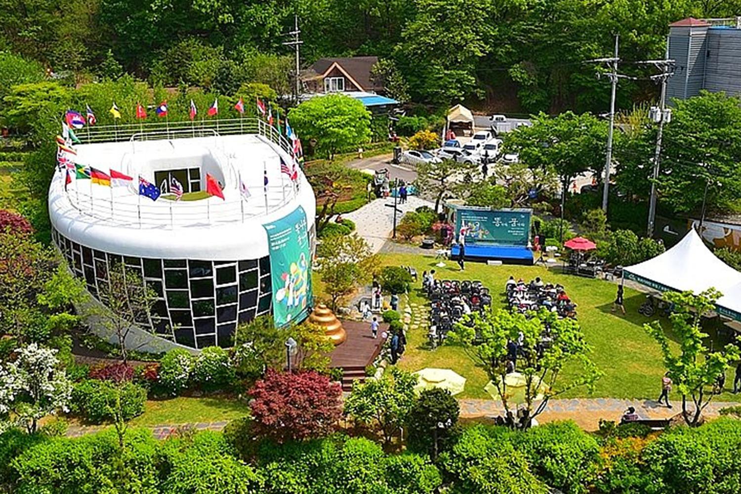 韓國水原市的一棟外觀設計像廁所的建築,名為解憂齋,成為水原的旅遊景點